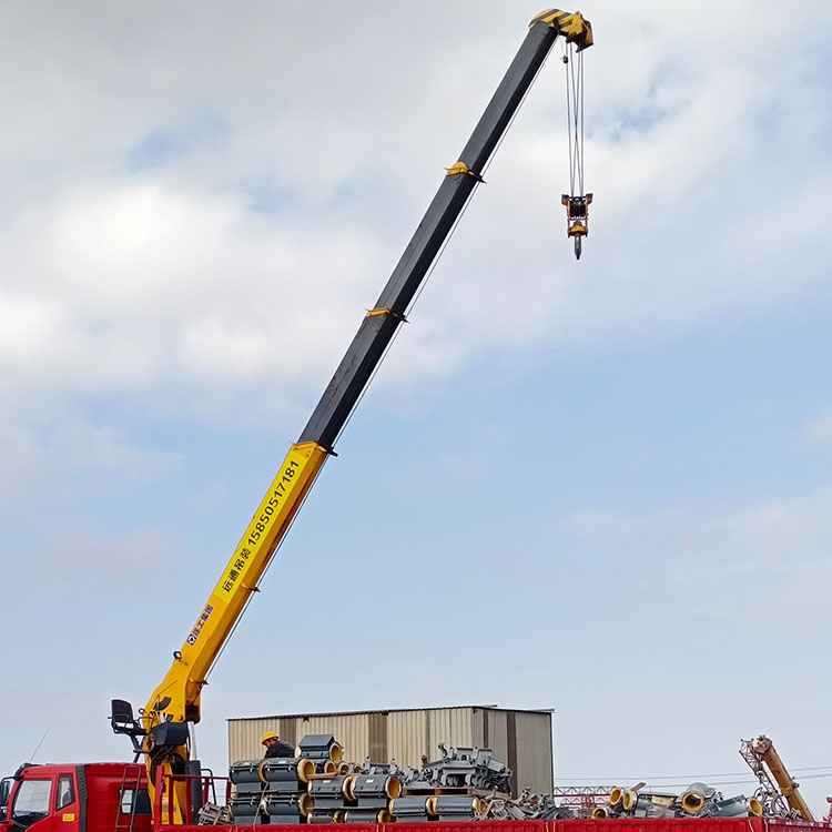 隨車吊與清障車 道路救援與工程作業(yè)的得力助手